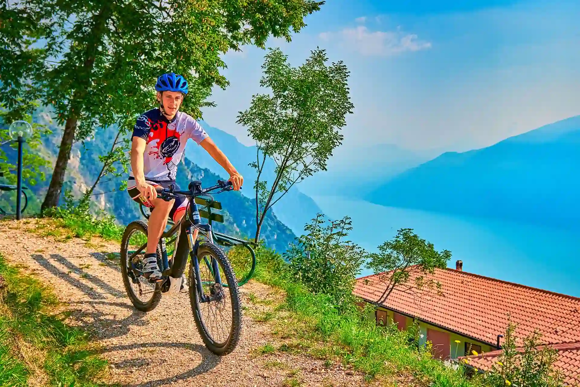 Active & Wellness: La tua Vacanza Sportiva sul Lago di Garda tra Tennis, Trekking e SPA