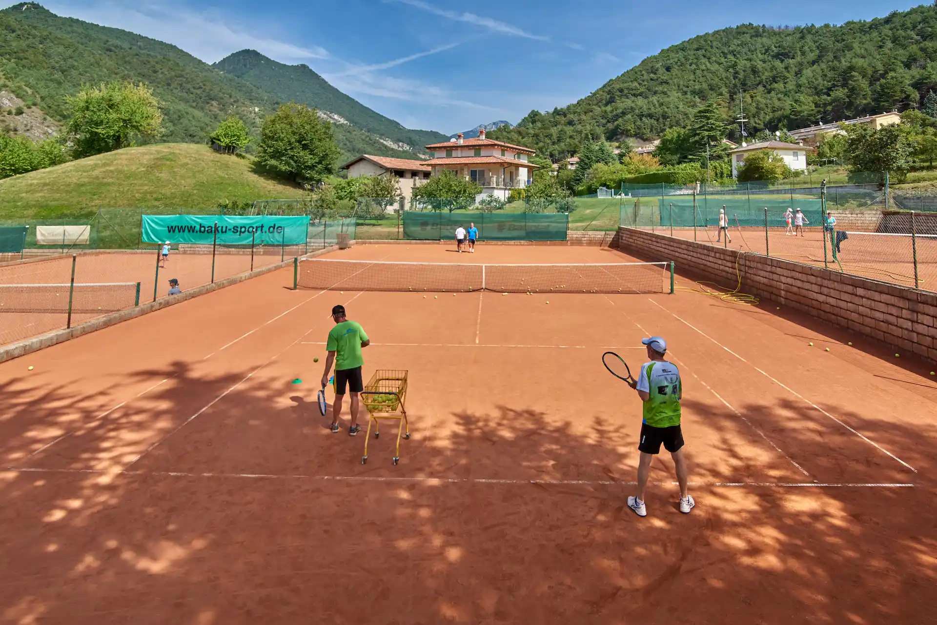 Tennis con vista: Scopri il fascino di giocare sul Lago di Garda all’Hotel Le Balze.