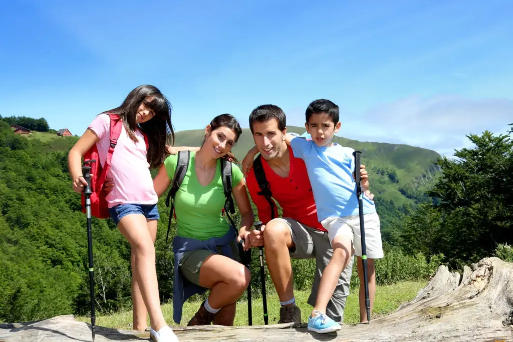 Famiglia in montagna sorridente