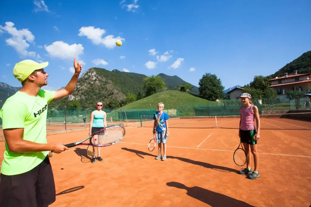 Lezione di tennis su campo all'aperto