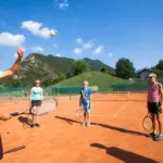 Lezione di tennis su campo all'aperto