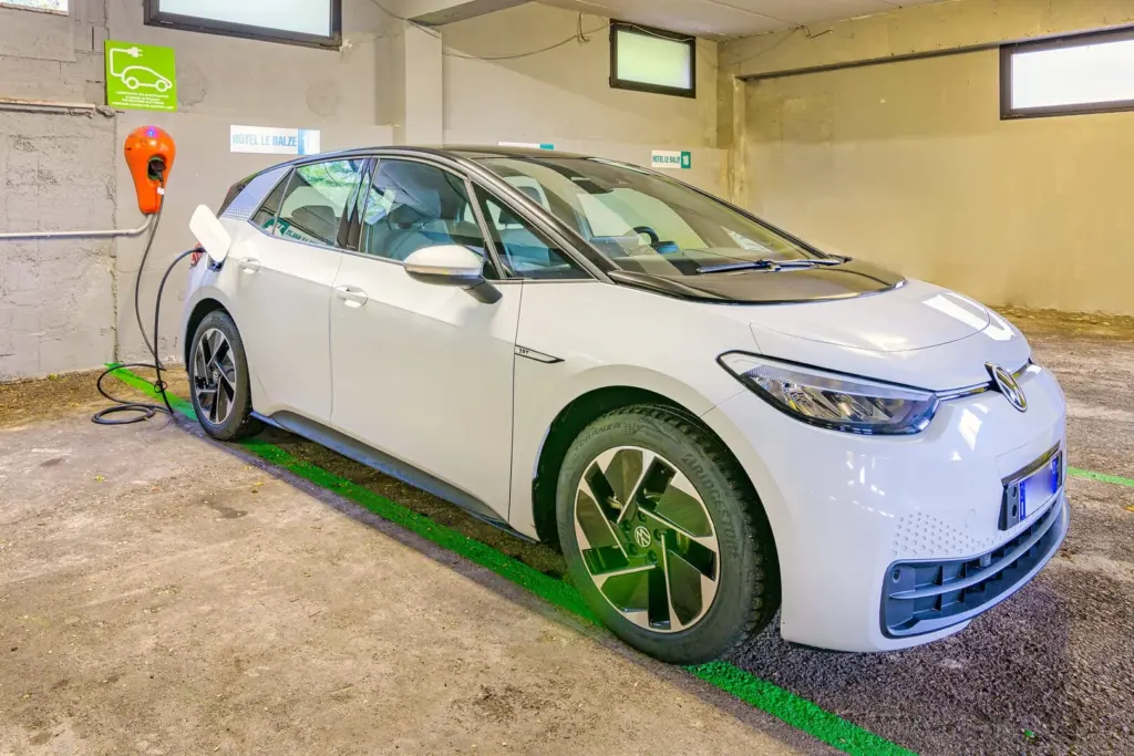 Auto elettrica in ricarica in hotel