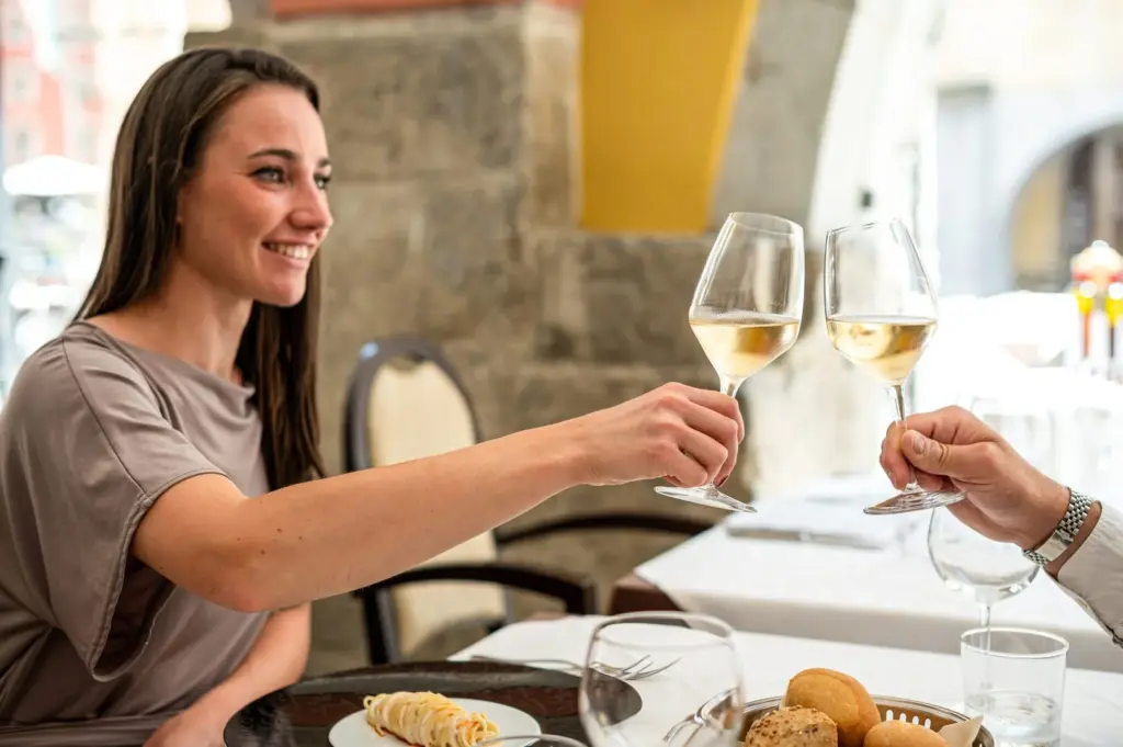 Coppia brinda con vino bianco