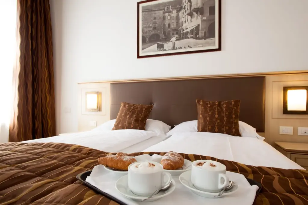 Camera accogliente con colazione a letto