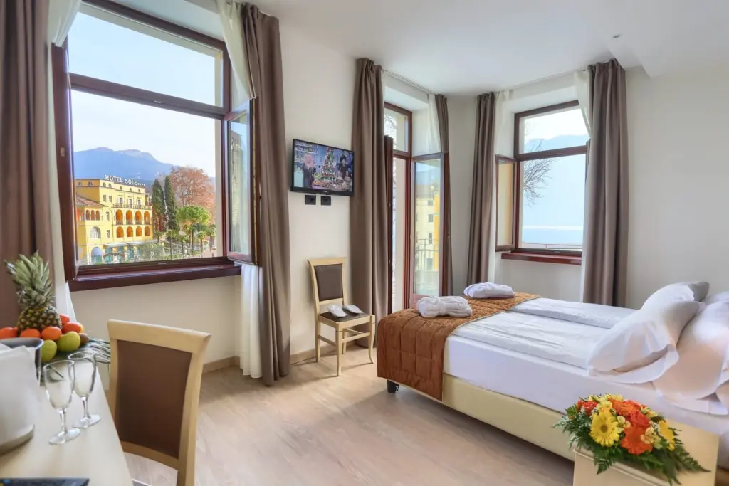Camera d'hotel con vista lago