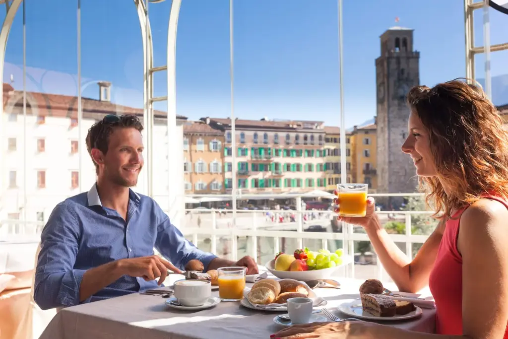 Ospiti a colazione con vista lago
