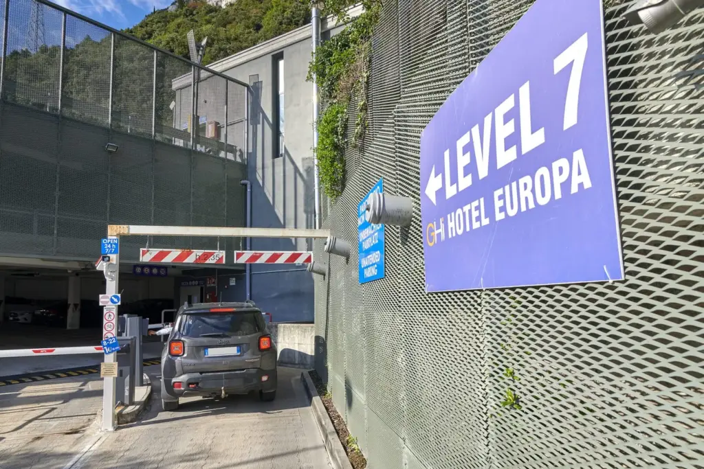 Ingresso parcheggio hotel con auto