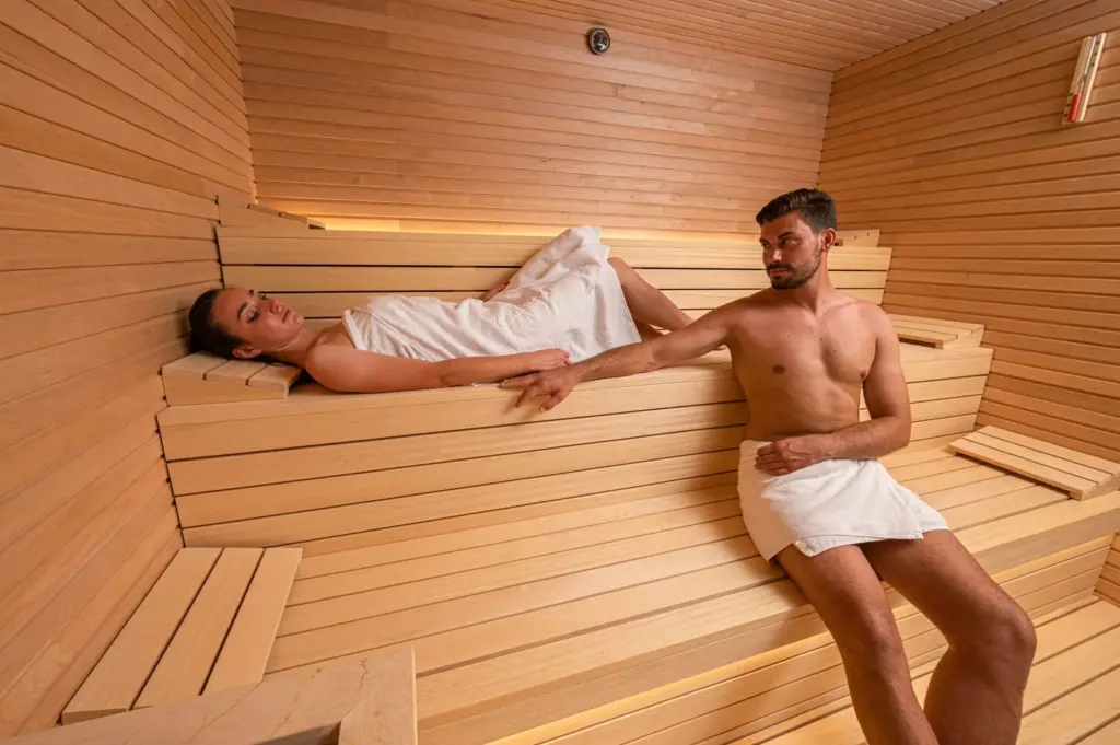 Coppia rilassata nella sauna