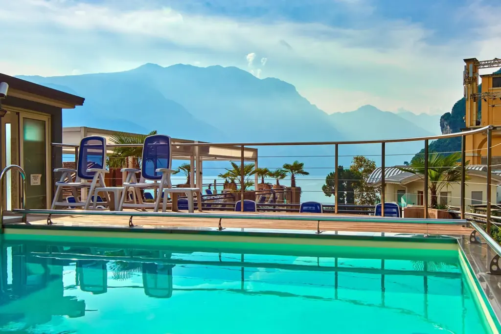 Terrazza dell'hotel con piscina e vista.