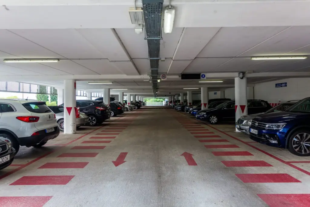Parcheggio coperto con auto parcheggiate su entrambi i lati.