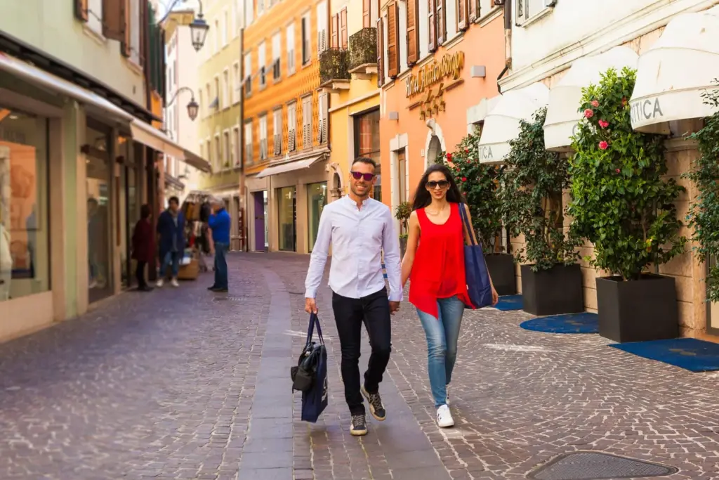 Coppia che cammina in una strada di città.