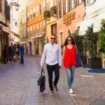 Coppia che cammina in una strada di città.