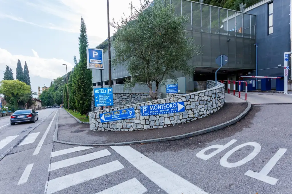 Ingresso parcheggio Monte Oro con segnali stradali.