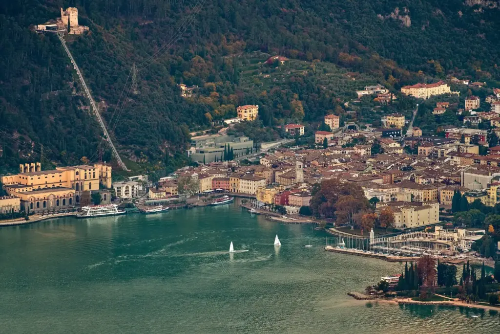 Veduta aerea di Riva del Garda, lago e montagne.