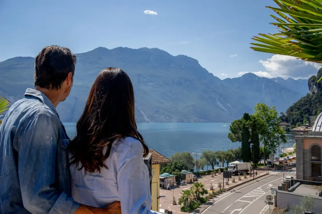 Coppia osserva Lago di Garda dall'hotel.