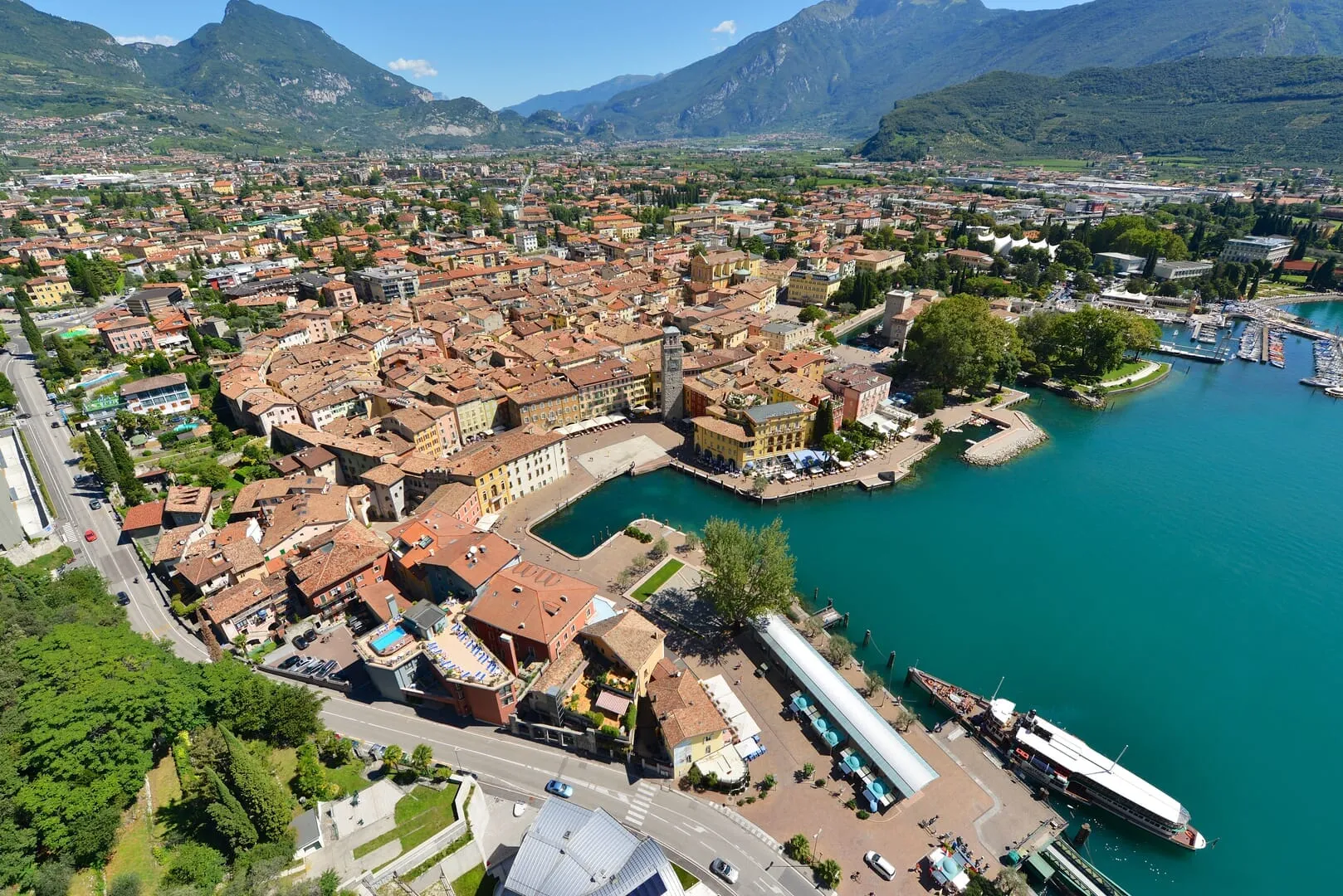 Come visitare Limone e Malcesine in battello partendo dal molo di Riva