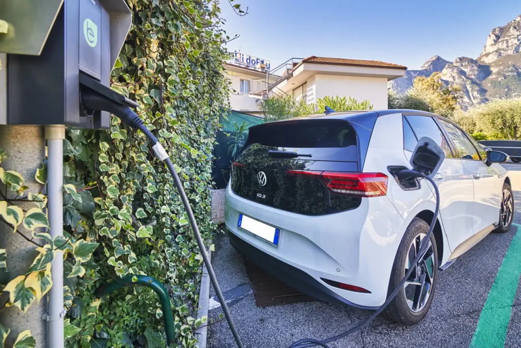 Auto elettrica parcheggiata