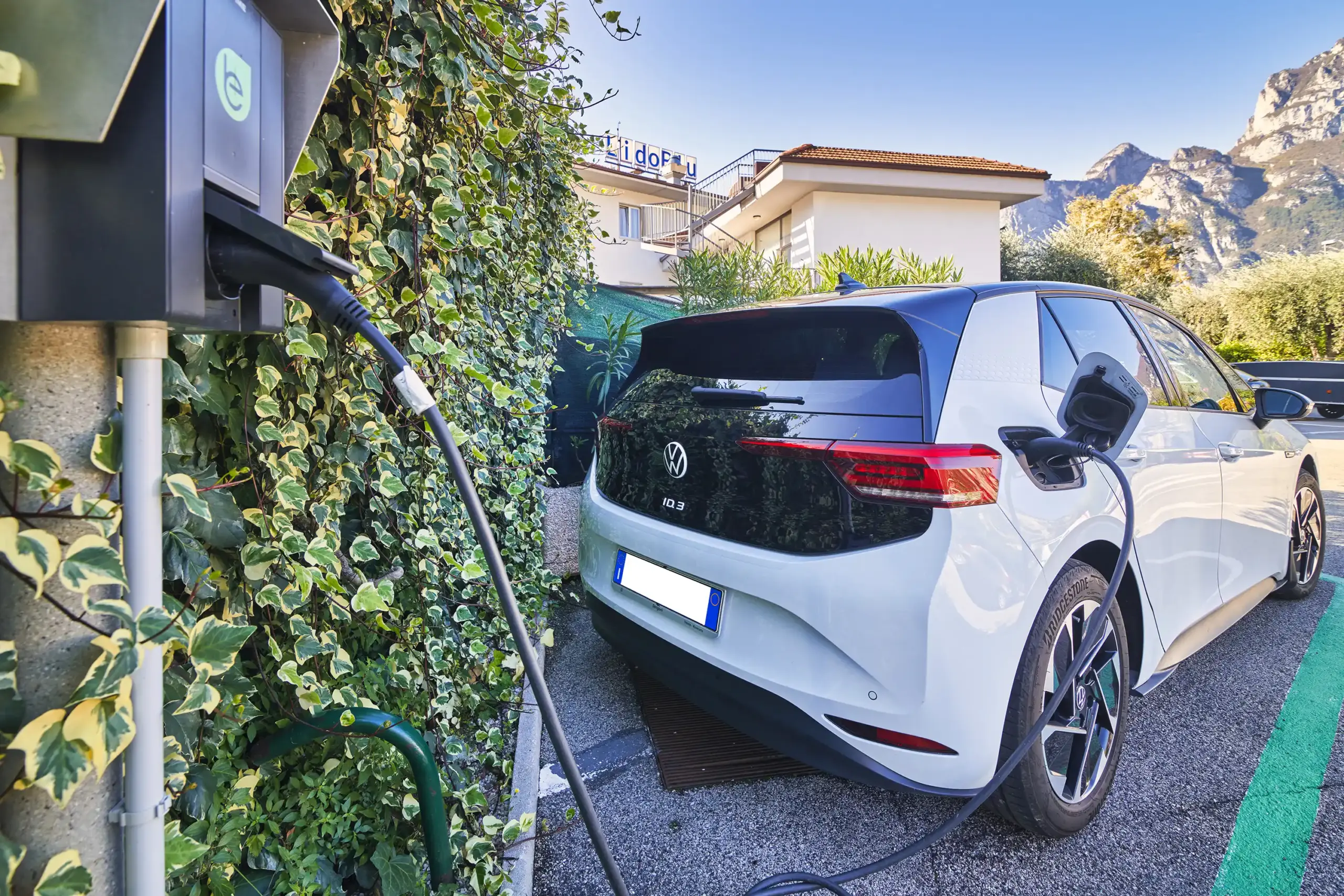 Arrivare in auto a Torbole: parcheggio gratuito un servizio esclusivo per i nostri ospiti