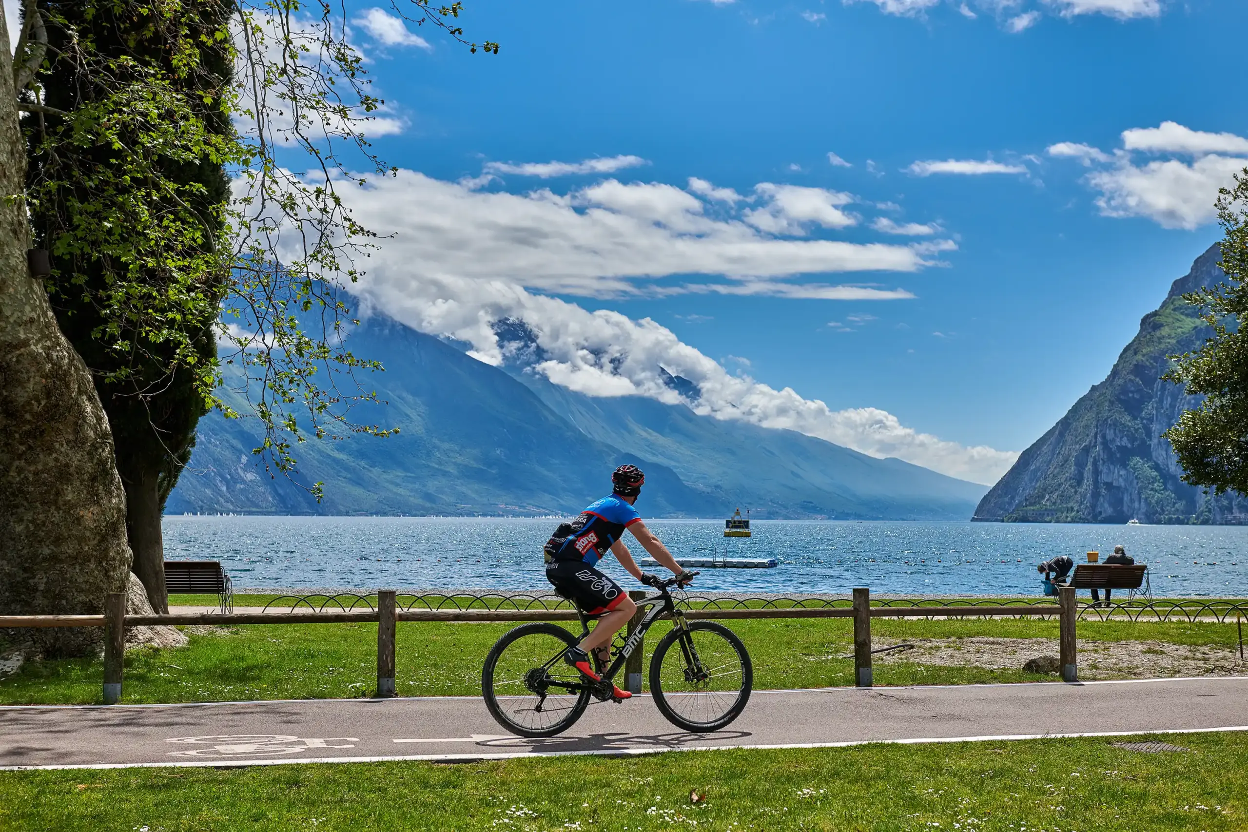 Vacanze attive ma senza stress: i vantaggi di un hotel con deposito surf e bike