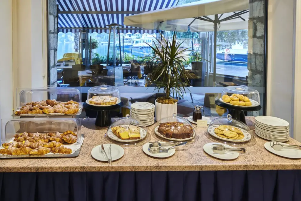 Buffet colazione con vista lago