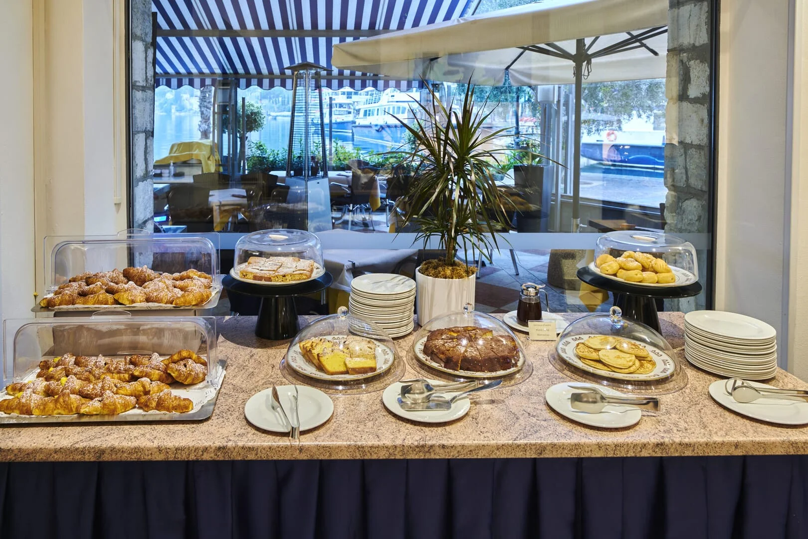 Colazione vista lago, il modo migliore per iniziare la giornata a Riva