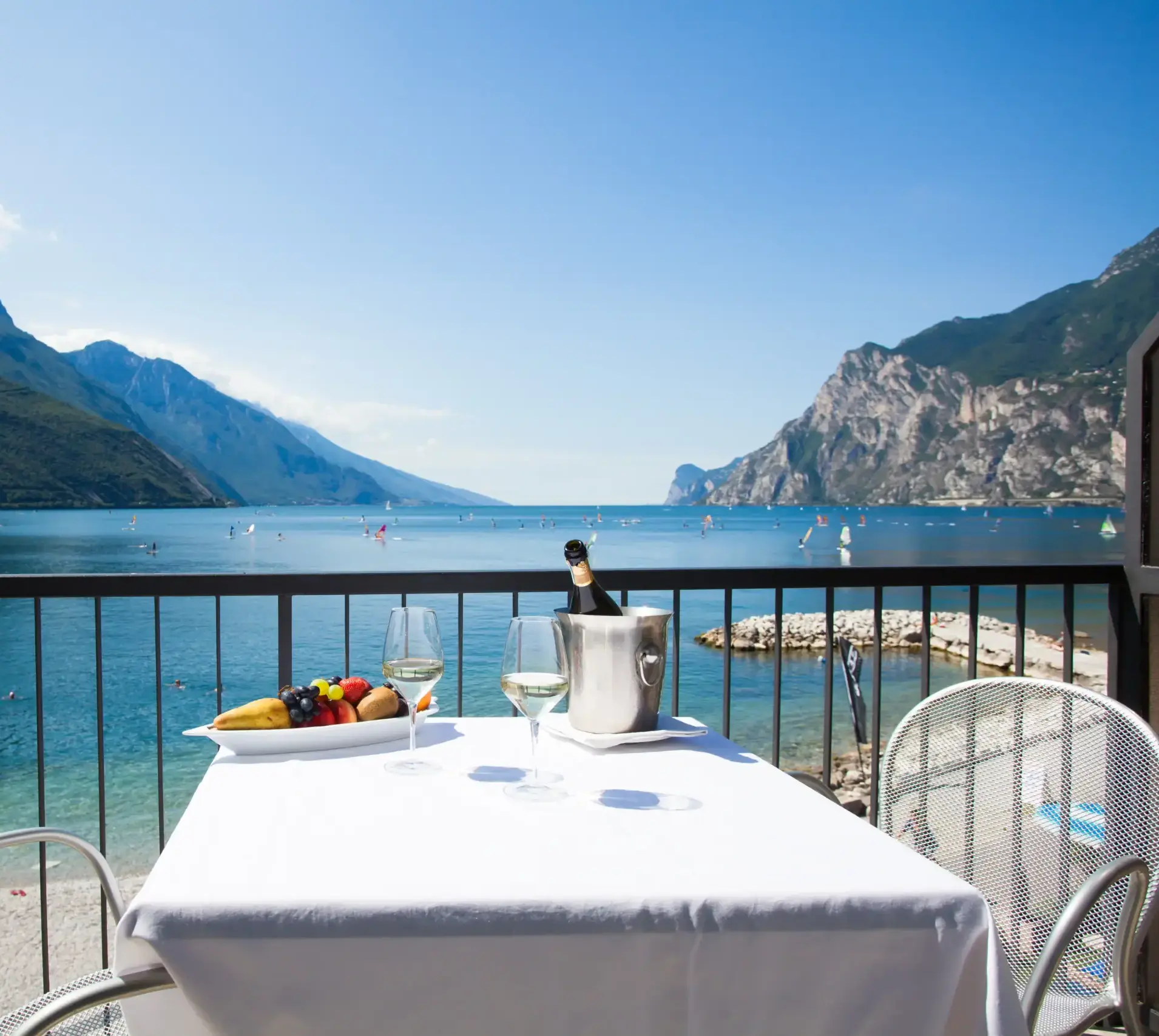 Weekend romantico a Torbole: benessere di coppia e cene a sfioro d’acqua
