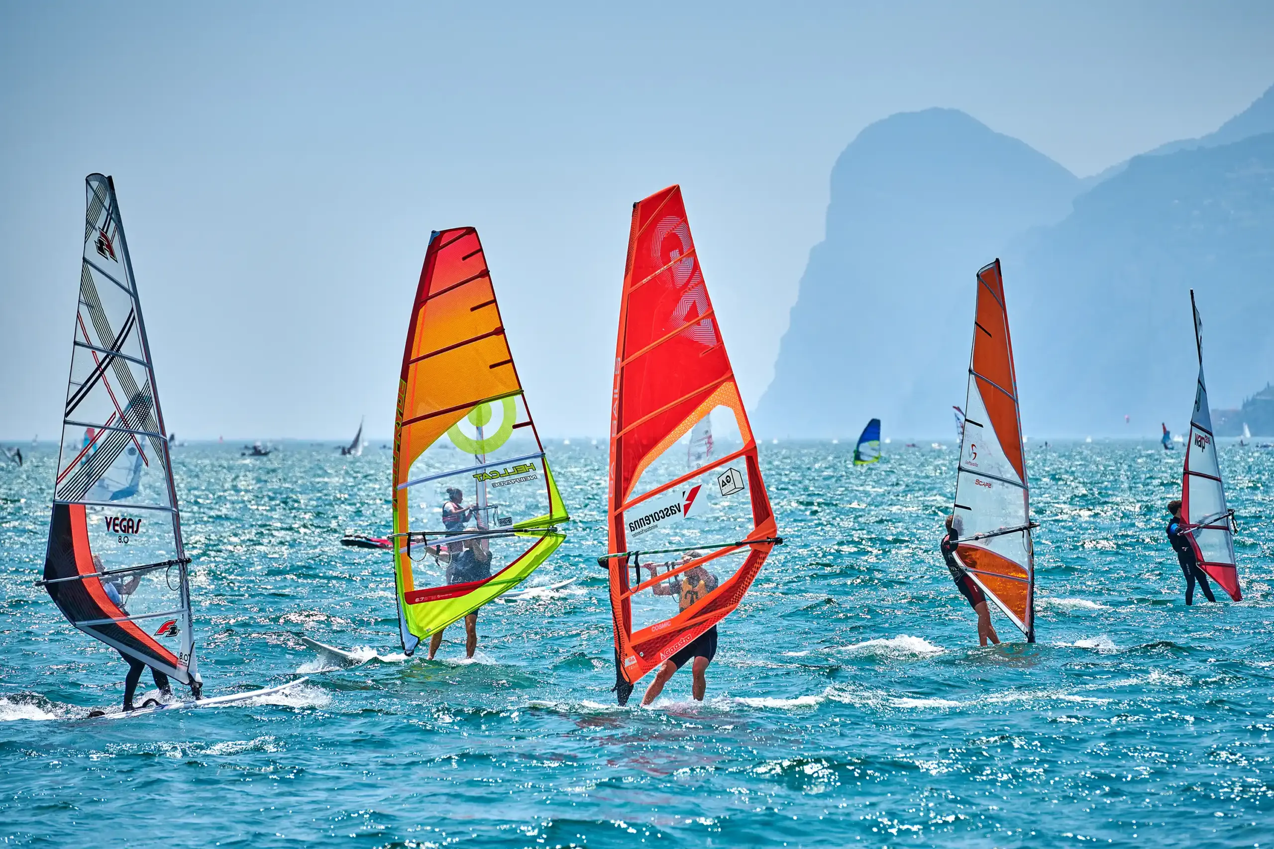 Surf Center Lido Blu: impara il windsurf nella mecca del vento