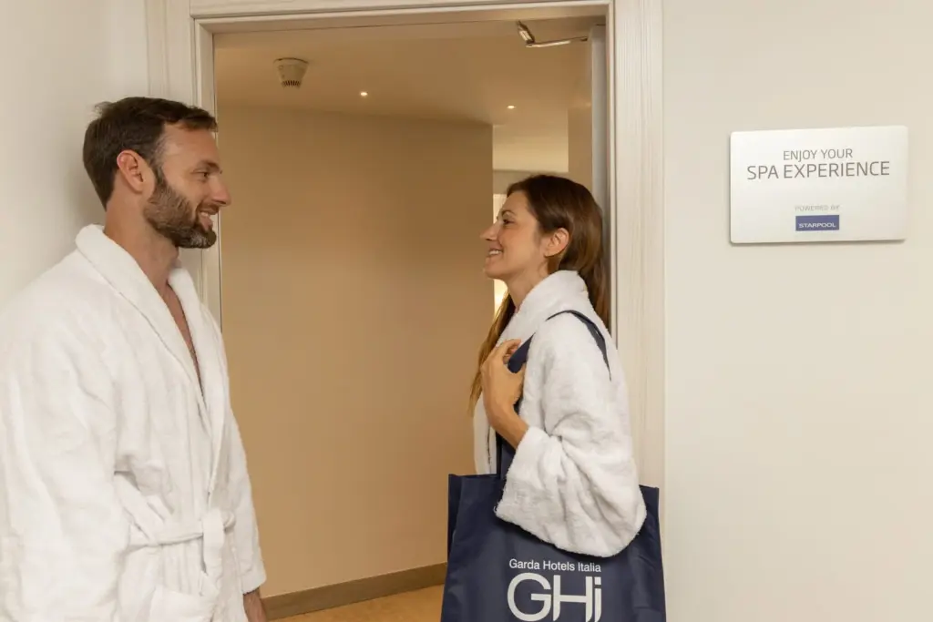 Coppia felice all'ingresso della spa