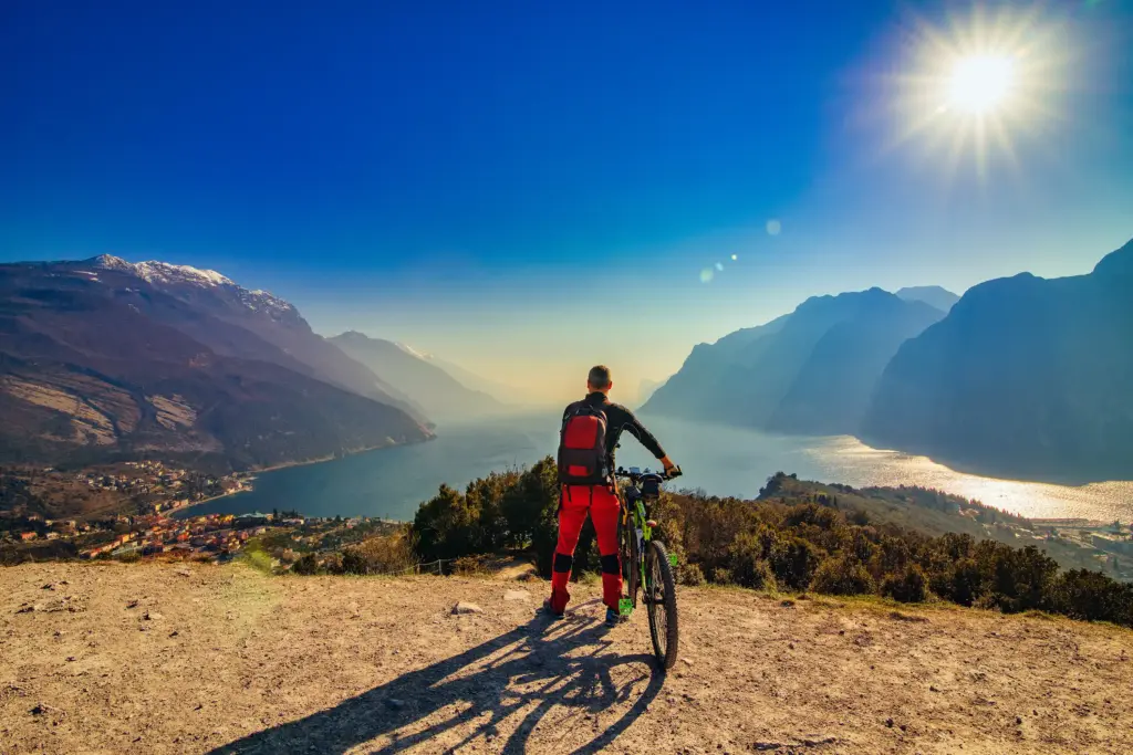 Ciclista lago all'Hotel Lido Blu