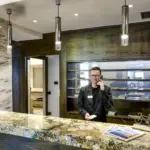 Reception hotel con personale sorridente